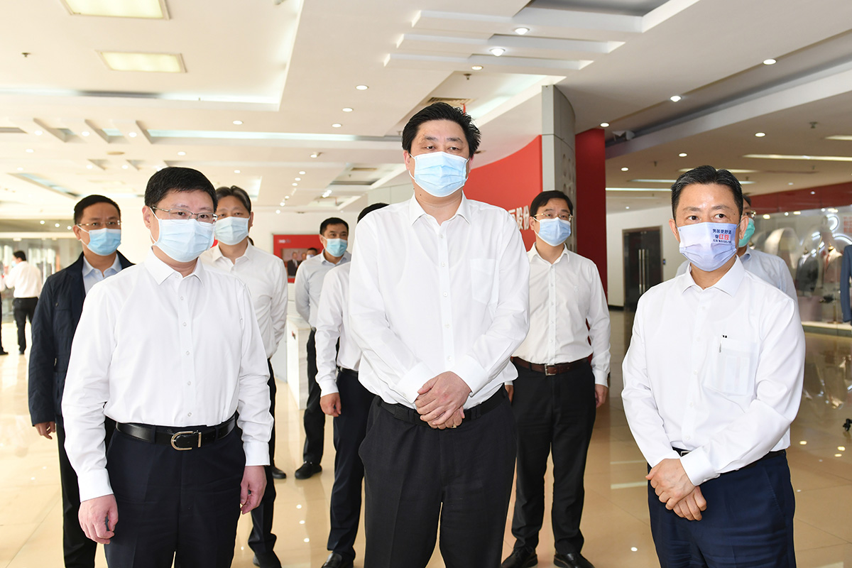 4月12日，無錫市市長趙建軍帶隊深入紅豆集團，專題調研疫情防控和復工復產工作。
